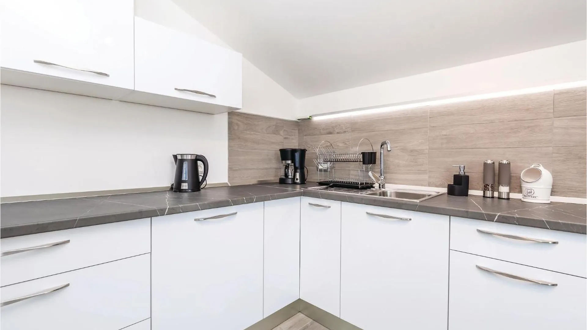 2 Bedroom Pet Friendly Apartment In Lovran